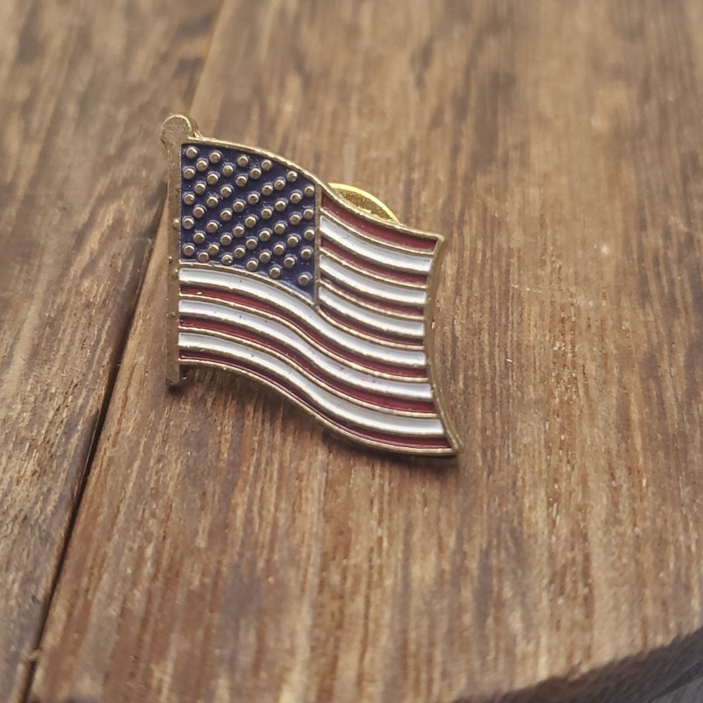 B421‎ patriotic USA flag vintage pin